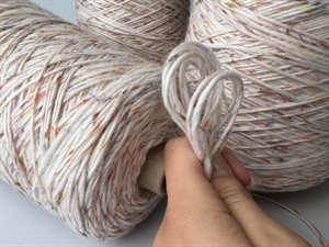 Tyk uspundet uld - 100% uld i hvid / multi, ca. 800 gram